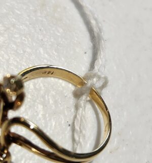 m132- 14kt gold ring w/ diamond accents. 2 grams - Image 3