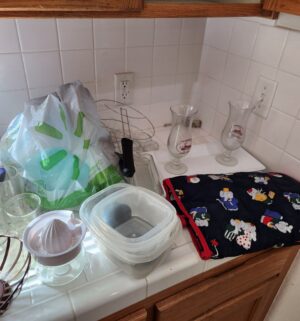 o103- Contents of the kitchen - Image 4