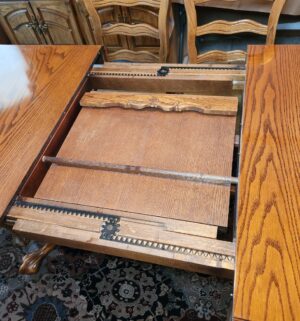 p73- 8 Chair Dining Table w/ Butteryfly Leaf. Condition is Stunning - Image 5