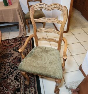 p73- 8 Chair Dining Table w/ Butteryfly Leaf. Condition is Stunning - Image 6