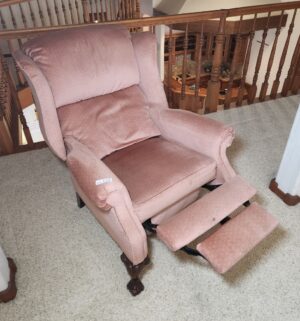 p115- Salmon Color Recliner - Image 3