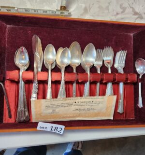 p182- Vintage WM Rogers Flatware Set w/ Case - Image 3