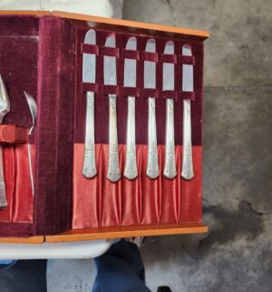 p182- Vintage WM Rogers Flatware Set w/ Case - Image 4