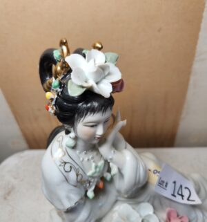 q142- Vintage Porcelain Geisha - Image 3