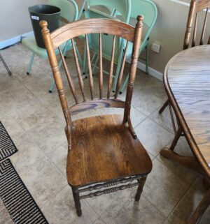 r36- 3 chair oak dining table set. Great shape - Image 3