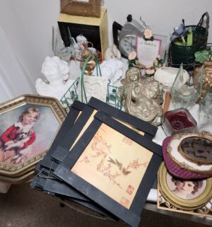 y25- table of collectibles - Image 3