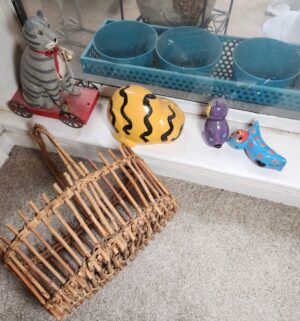 y52- contents of the hall closet - Image 3