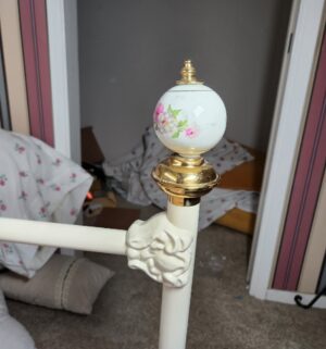 y57- Day Bed, Must take mattress - Image 4