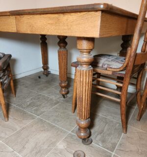 y140- Antique Tiger oak Dining table w/ 4 chairs - Image 4