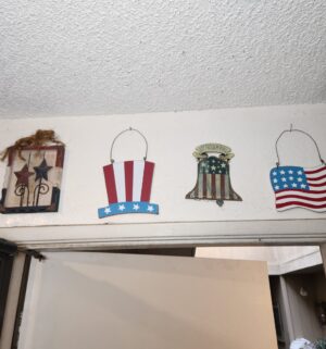 y187- Small collection of Americana Decor - Image 3