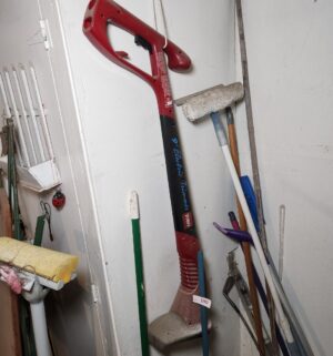 y190- household cleaning tools, vac, misc - Image 3