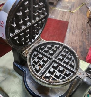 b16- Waring Pro Waffle Maker. Needs Cleaning - Image 3