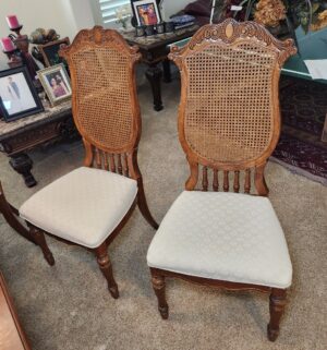 f16- 8 Chair Dining Table w/ 2 Extensions. Caneback Chairs. Excellent Condition - Image 6