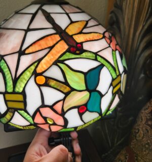 f66- Tiffany Style Stained Glass Table Lamp. Like New Condition - Image 3