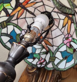 f66- Tiffany Style Stained Glass Table Lamp. Like New Condition - Image 4
