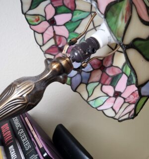 f68- Tiffany Style Stained Glass Table Lamp. Like New Condition - Image 3