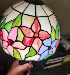 f68- Tiffany Style Stained Glass Table Lamp. Like New Condition - Image 4