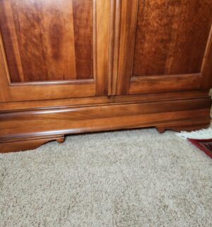 f70- Dresser Armoire. Amazing Condition. No Contents - Image 4