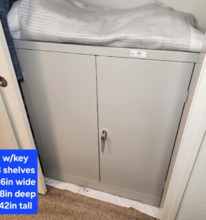 f71- Metal Storage Cabinet. w/ key