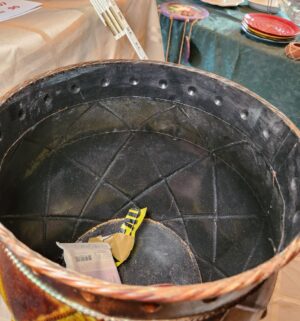 p38- large metal vase - Image 3