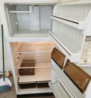 o49- Hotpoint Refrigerator. Works perfect - Image 3
