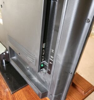 o132- TCL TV w/ remote 32 inch - Image 3