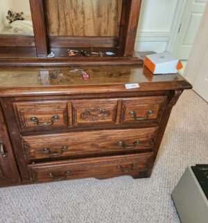 o135- Dresser w/ Mirror Hutch. 2 piece - Image 3