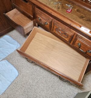 o135- Dresser w/ Mirror Hutch. 2 piece - Image 5