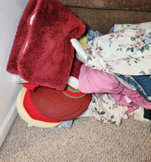 o137- misc linen, rugs, sheets, cloths - Image 3