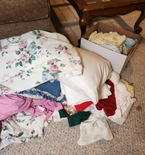 o137- misc linen, rugs, sheets, cloths - Image 4