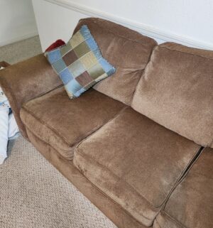 o141- Very Clean Sofa. Very Well Maintained - Image 3