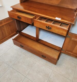 o151- Stunning Vintage Maple China Hutch. Amazing Condition - Image 3