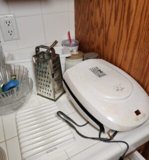 o157- Contents of the kitchen counter & Top Cabinets - Image 3