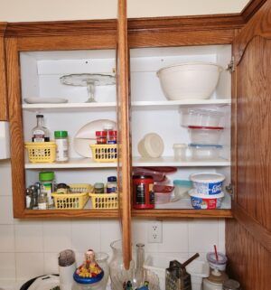o157- Contents of the kitchen counter & Top Cabinets - Image 4