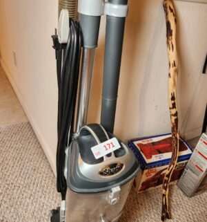 o171- shark professional navigator vacuum - Image 3