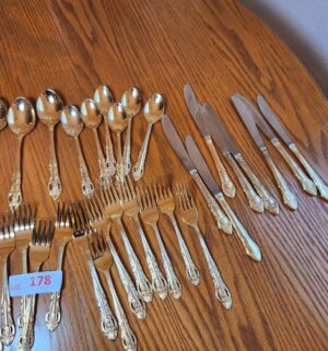 o178- Gold Tone Stainless Flatware - Image 4