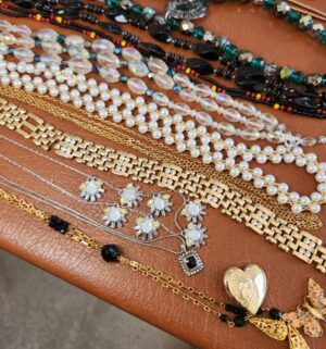 o186- collection of costume jewelry - Image 3