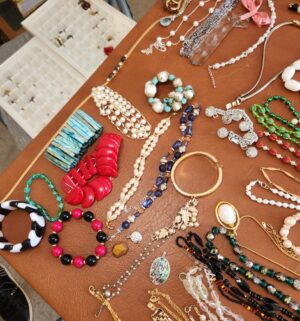 o186- collection of costume jewelry - Image 4