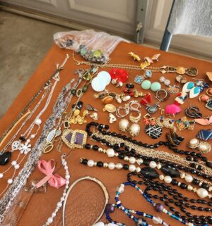 o186- collection of costume jewelry - Image 5