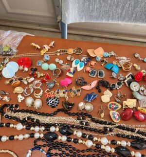 o186- collection of costume jewelry - Image 6