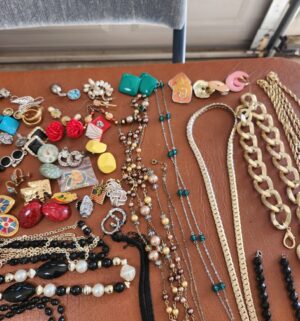 o186- collection of costume jewelry - Image 7