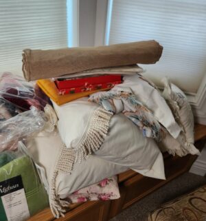 q132- Contents of the Linen Closet + additional linen - Image 4