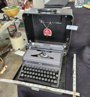 q371- Royal Quiet DeLuxe Typewriter - Image 1