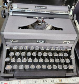 q371- Royal Quiet DeLuxe Typewriter - Image 2