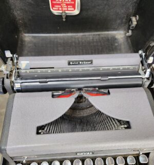 q371- Royal Quiet DeLuxe Typewriter - Image 3