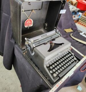 q371- Royal Quiet DeLuxe Typewriter - Image 4
