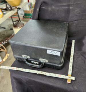 q371- Royal Quiet DeLuxe Typewriter - Image 5