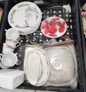 q381- 2 Trays of misc household items. Trays not included - Image 3