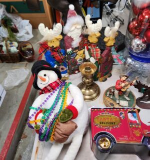 q383- Collection of Christmas Items - Image 3