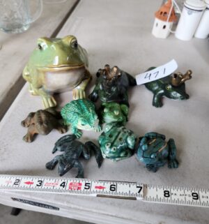 q471- Frog Figurines - Image 1